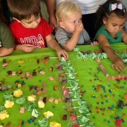 crianças comendo doces