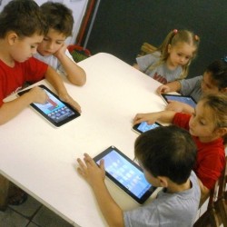 crianças no tablet