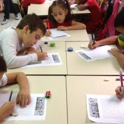 crianças inventando histórias