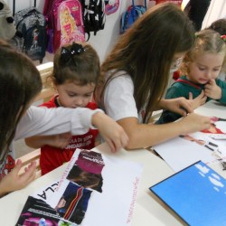 crianças ensinando outras