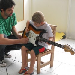 aluno tocando
