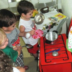 crianças brincando com panelinhas
