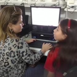 mamãe e filha no computador