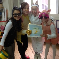 Meninas do 5 ano fantasiadas