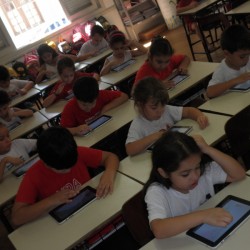 crianças com tablets