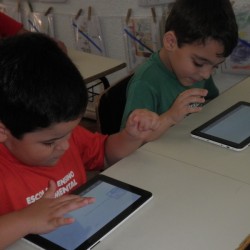 crianças com tablets