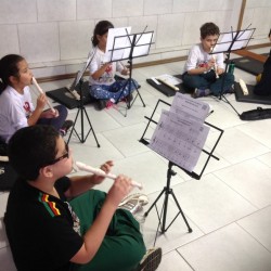 4 ano em aula de flauta