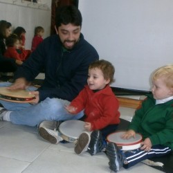 bebês tocando brinquedos