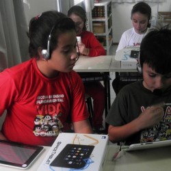 Bia e Inácio com tablets