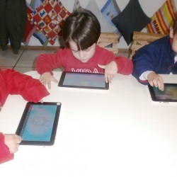 crianças com tablets