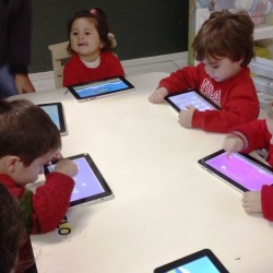 crianças com tablets