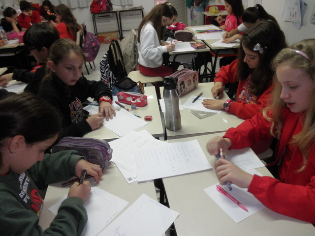 5º ano construindo cartazes