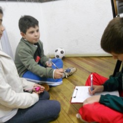 alunos criando textos