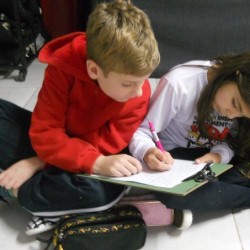 alunos criando textos