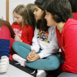 alunos criando textos