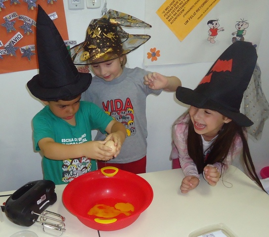 Crianças na festa de Halloween