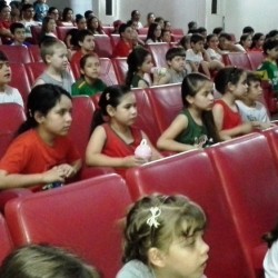 crianças no teatro