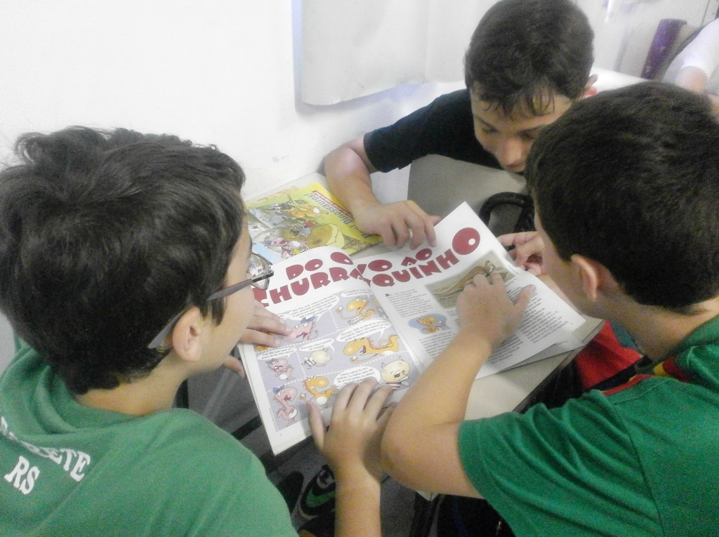 crianças estudando dinossauros