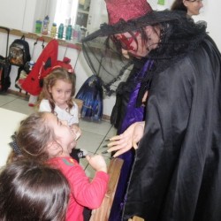 Crianças na festa de Halloween