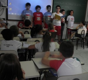alunos estudando a história