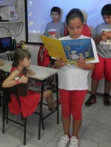 alunos estudando a história