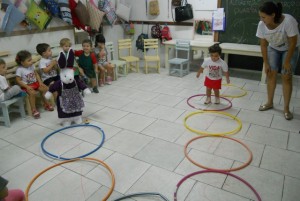 Nível 1 brincando com coelha de pelúcia