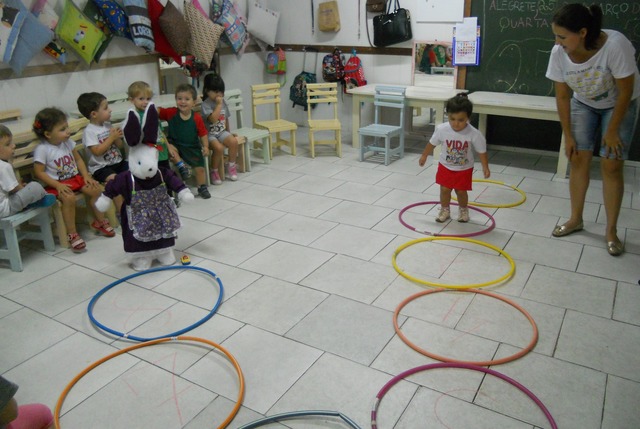 Nível 1 brincando com coelha de pelúcia