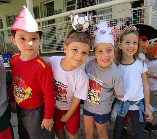 Crianças fantasiadas