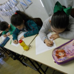 Crianças escrevendo