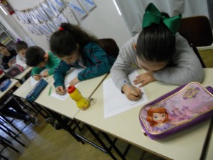 Crianças escrevendo