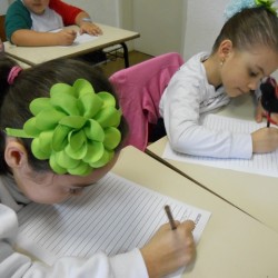 Crianças escrevendo