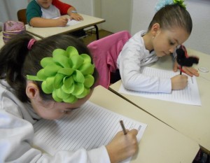 Crianças escrevendo