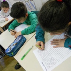 Crianças escrevendo