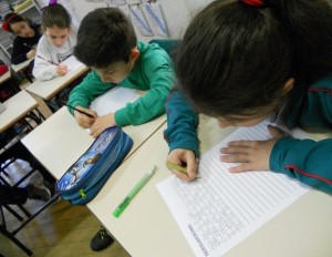 Crianças escrevendo