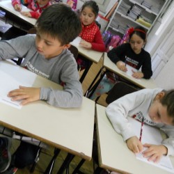 Crianças escrevendo