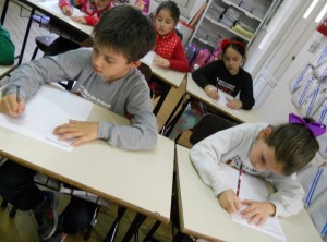 Crianças escrevendo