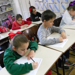 Crianças escrevendo