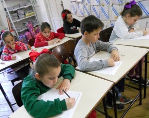 Crianças escrevendo