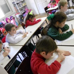 Crianças escrevendo