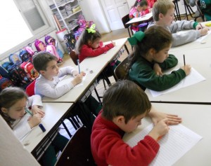 Crianças escrevendo