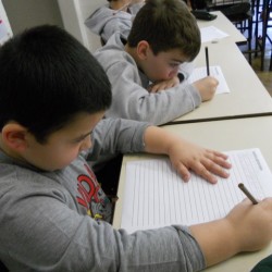 Crianças escrevendo