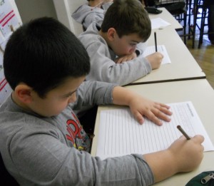 Crianças escrevendo