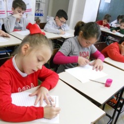 Crianças escrevendo