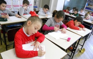 Crianças escrevendo