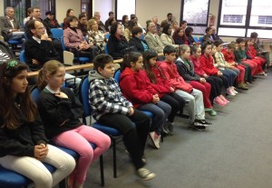 crianças na homenagem