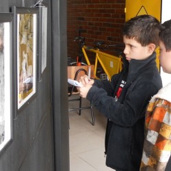 crianças no museu de arte