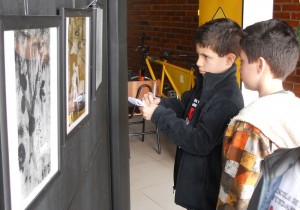 crianças no museu de arte