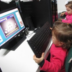 crianças no computador