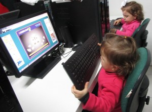 crianças no computador