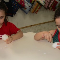 crianças comendo ovo
